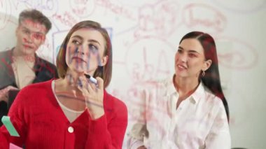 Başarılı bir iş kadını yaratıcı iş toplantısında fikir paylaşırken proje yöneticisi de bu fikri güvenli bir şekilde dinliyor ve sunuyor. Mutlu yaratıcı toplantılar ve birlikte çalışmalar. Tertemiz..