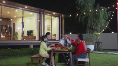 Tatili kutlamak için aile şerefe kadeh kaldırır. Ebeveynler, büyük ebeveynler ve kız birlikte akşam yemeği yiyorlar. Sevimli akrabalarla vakit geçirmek için açık hava aktivitesi kuşaklar arası fark yaratıyor. Uyumsuzluk.