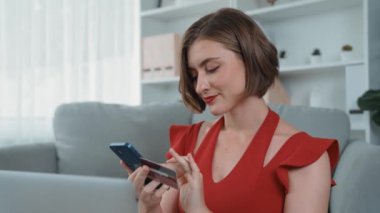 Kadın alışverişi ya da internet pazarında güzellik ürünleri için internet üzerinden ödeme yapmak modern yaşam tarzı olarak kozmetik ürünler ve cüzdan üzerinden çevrimiçi ödeme için prim siber güvenlik yazılımı