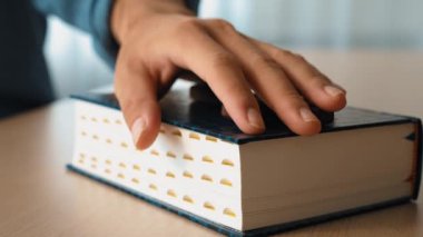 Haçla kutsal İncil 'i sadakat yemini etmek, bağlılık yemini etmek, mahkemede güvenilir bir tanık olmaktan nefret etmek için yemin etmek olarak kabul edin. Katolik inancı İncil 'i takip ediyor. Filizlenen