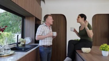 Sevimli yaşlı çift, ellerinde kahve fincanı tutarken mutlu bir şekilde güzel olaylardan ya da mutfaktaki haberlerden bahsediyorlar. Neşeli büyükbaba ve büyükannenin mutlu bir ilişkileri ve aileleri var. Uyumsuzluk.