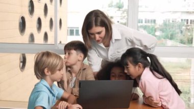 Kafkas öğretmeni ve çeşitli arkadaşlarla çevriliyken şirin Afrikalı kız programlama sistemi. Profesyonel eğitmen, öğrenci dinlerken kodlama mühendisliği öğretiyor. Etkinlik.