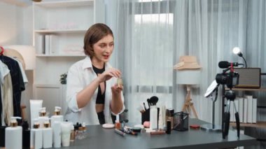 Kadın nüfuzlu kişi sosyal medya ya da blog için canlı yayın yapan video klip eleştirmeni Cilt Bakımı 'nı çekiyor. Kozmetik stüdyosu ışıklandırmalı mutlu genç kız çevrimiçi pazarlama oturumu yayını için..