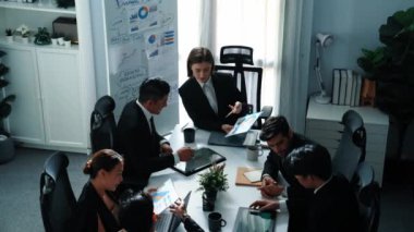 Toplantı odasındaki tabletin mali istatistik tablosuna bakan müdürün üst görüntüsü. Yatırım verilerini analiz etmek ve mali strateji planlamak için birlikte çalışan bir grup iş adamı. Müdürlük.