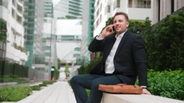 Kafkasyalı işadamı, müdürle telefonda plan stratejisi hakkında konuşurken bankta oturuyor. Profesyonel yönetici pazarlama ekibini arıyor ve şehirde yaratıcı fikirleri paylaşıyor. Urbane.