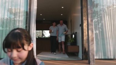 Şirin baba, anne ve kızı birlikte evin bahçesinde oturuyorlar. Ebeveynler, çevre farkındalığıyla ilgili genç nesli iletişim kurmak için açık hava aktivitelerini kullanırlar. Uyumsuzluk.