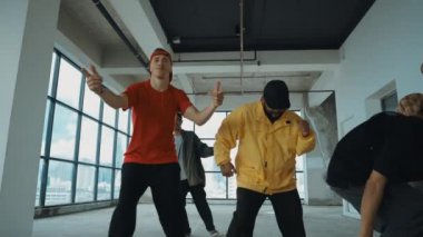 Çok kültürlü dansçılar sokak dansı yapıyor ve hip-hop müziğine geçiyorlar. Profesyonel hipster grubu gökyüzü kavgacı görünümlü bir binada serbest stil müzik eşliğinde dans ediyor. Açık hava sporu 2024 hiphop..