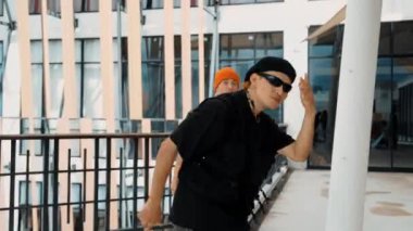Hip hop takımı dans molası verirken, çok kültürlü bir arkadaş arkadaşını alkışlıyor ve alkışlıyor. Aktif ve enerjik sokak dansı. Açık hava sporu 2024 hiphop..
