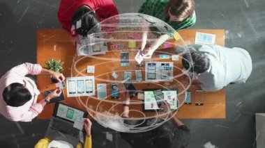 Ux Ui tasarımı için birlikte çalışan yetenekli iş adamlarının üst düzey görüşü. Çeşitli insanlardan oluşan bir grup büyük bir veri tabanı kullanarak küresel iletişim hakkında beyin fırtınası yapıyor ve tartışıyorlar. Cemaat.