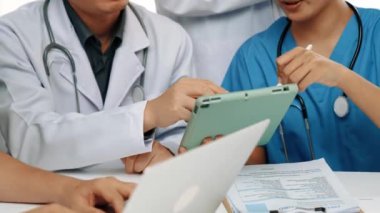 Hastane masasında birlikte çalışan ve tıbbi tedavi ya da sağlık hizmeti planlayan profesyonel bir grup. Takım çalışması başarılı hastalıklara ve hastalıklara yol açar. Ağır çekim. Katı.