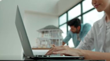 Dizüstü bilgisayar analiz verilerini kullanarak çalışan profesyonel mühendis ölçüm modeli. Yakın plan akıllı tasarımcı el bilgisayarı. İç işleri ekibi gökdelen ile birlikte çalışıyor. İzleme