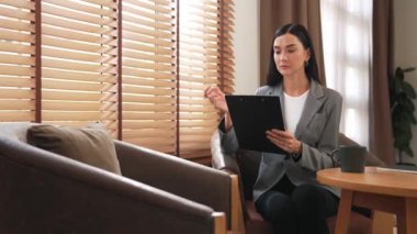 Mutlu ve gülümseyen kadın psikolog psikiyatri ofisinde ya da terapi odasında pano tutuyor. Arkadaş canlısı ve profesyonel ruh sağlığı danışmanı ya da terapisti. Blithe