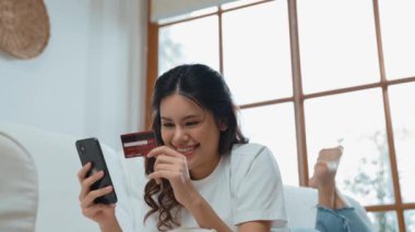 Kadın alışverişi ya da internet pazarında online ödeme modern yaşam tarzı için satılık eşyalar arıyor ve canlı siber güvenlik yazılımı tarafından korunan cüzdandan çevrimiçi ödeme için kredi kartı kullanıyor
