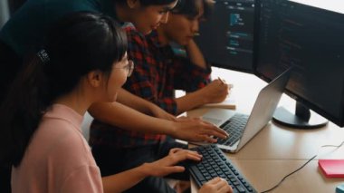 Yavaş çekim arkası yazılım geliştirici mühendisi bilgisayar programlama için birlikte çalışarak hata ayıklama kodunu çözüyor, ofiste monitörde karmaşık algoritmaları çözüyor. Filizlenen