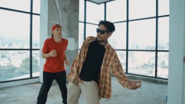 Çok kültürlü hipster grubu kameraya bakarken gökyüzü avcısıyla ya da şehir manzaralı bir binada break dans yapıyorlar. Sokak dansçısı ekibi dansçı performansına bakıyor. Açık hava sporu 2024 hiphop..