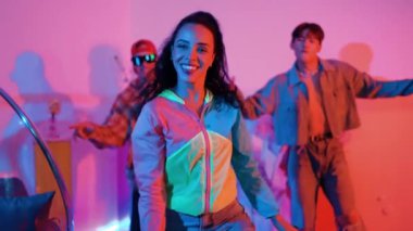 Profesyonel İspanyol kız çeşitli arkadaşlarıyla birlikte dans ediyor ve onun performansını destekliyor. Serbest stil ve hip hop müziğinde yetenekli break dansçı. Yaşam tarzı. Mutluluk.