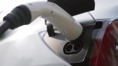 Elektrikli taşıt teknolojisi konut alanı ya da EV akü şarjı için ev şarj istasyonu olarak kullanılır. Gelecekteki çevre için temiz ve sürdürülebilir enerji ile çevre dostu ulaşım. Titiz