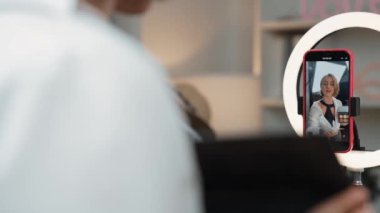 Arka plan etkileyicisi, vlog video gözden geçirme makyaj primi sosyal medya ya da blog kullanarak akıllı telefon yayınıyla canlı çekim yapıyor. İnternetteki pazarlama kaydı için kozmetik stüdyosu ışıklandırması olan kız.