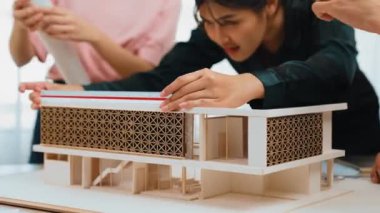 Mimari teçhizat incelemesi kullanan ev tasarımcısı ve müşteri veya müşteriyle birlikte mimari ev modeli tasarım örneklerini ölçer. Filizlenen