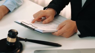 Müvekkil hukuki danışmanlık ve avukatlık danışmanlığı konusunda hukuk firmasına güveniyor, karmaşık yasal sözleşme belgelerini güvenilir bir hukuk danışmanlık hizmeti olarak analiz ediyor. Ağır çekim. Katı.