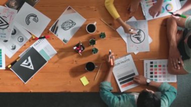 Yapışkan notlar üzerine yönetici yazma fikrinin en üst görüntüsü ve web tasarımı hakkındaki fikri açıkla. Profesyonel pazarlama ekibi ya da programcı renk paletli tablete bakarken beyin fırtınası fikri. Sempozyum.