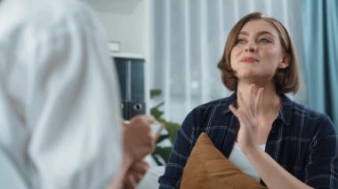 Mutlu hasta ve psikolog klinikte olumlu duygularla zihinsel sağlık sohbetlerini paylaşırken aynı zamanda klinikteki psikologlara başarılı bir iş ve hayatı açıklıyorlar.