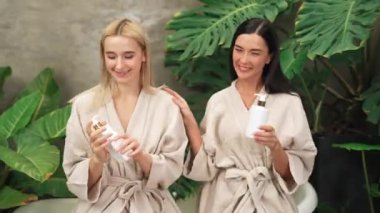 Modern otelde küveti olan tropikal ve egzotik bir spa bahçesi mi yoksa elinde bornozla gezen iki kadın mı yeşil yapraklı, boş zamanların tadını çıkarıyor? Blithe