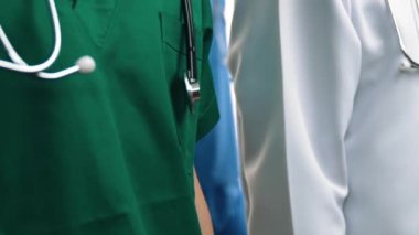 Kendine güvenen ve profesyonel tıbbi personel ekibi, sağlık hizmetleri ve hastanenin doktor yönetimi olarak birlikte sırada bekliyor. Takım çalışması başarılı bir tıbbi tedaviye yol açar. Düşük hareket. Katı.