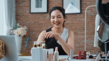 Kadın nüfuzlu kişi sosyal medya ya da blog için canlı yayın yapan video klip eleştirmeni derisini çekiyor. Canlı kozmetik stüdyosu ışıklandırması olan mutlu genç bir kız pazarlama için internet üzerinden yayın yapıyor..