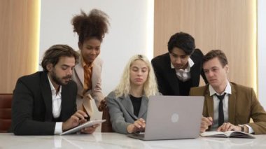 Çeşitli ofis çalışanları ve çalışanları mutlu ve heyecanlı hissediyorlar ve iyi takım çalışması ve olumlu tutumları nedeniyle kutlama yapıyorlar. Süslü işyerlerindeki iş başarısına katkıda bulunuyorlar.