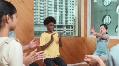 Çok kültürlü insanlar grup terapisinde cesaretlendirmek için el çırpıyorlar. Kafkas öğretmeni çocuklara bakarken çeşitli öğrencilerin el çırpışları kutlu olsun. Yaratıcı aktivite konsepti. Öğretim