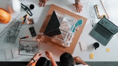 Akıllı mühendis ekibinin ev modelini kalem kullanarak zaman aşımı ile ölçmesi. Profesyonel mimarın birlikte çalışıp el sıkışması ya da sözleşme yapması. Hizalama.