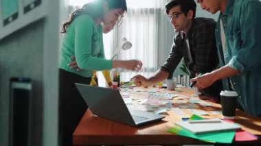 Yetenekli tasarımcı görüşü logo tasarımı ve yazma konsepti için beyin fırtınası fikri. Yapışkan notları paylaşarak insanların iş görüşü tartışır ve konuşur. Sempozyum.