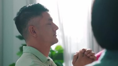 Yetenekli çeşitli duaların el ele tutuşması ve daireler çizerek Tanrı 'ya dua edişinin üst görüntüsü. Kucaklarda açık incille otururken el ele tutuşan insanların yukarıdan aşağı hava görüntüsü. Sempozyum.