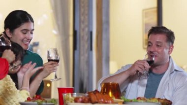 Aile, bayram kutlaması için bahçede toplanıyor. Yetişkin üye akşam yemeğinde şarap içer. Açık hava kamp aktivitesi, yemekle rahatlama, nesiller arası tatlı akrabalarla zaman geçirme. Uyumsuzluk.