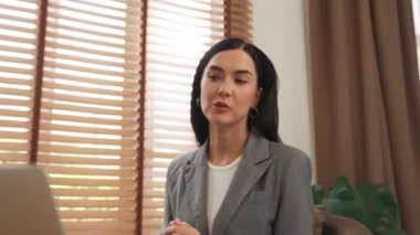 Mutlu ve gülümseyen kadın psikolog psikiyatri odasındaki hastanın zihinsel teşhisi için bilgisayarı kullanıyor. Uzaktan zihinsel tedavi. Blithe
