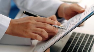 Hastane masasında birlikte çalışan ve tıbbi tedavi ya da sağlık hizmeti planlayan profesyonel bir grup. Takım çalışması başarılı hastalıklara ve hastalıklara yol açar. Ağır çekim. Katı.