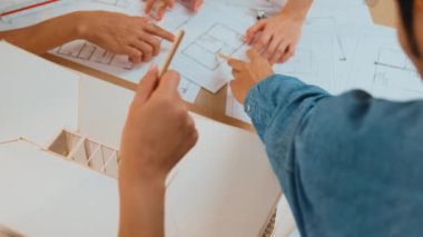 Müşteri denetimi ile yavaş çekim iç mimar taslağı hazırlamak ve ev dekorasyonunu müşteri talebine göre düzenlemek. Mimari müşteri hizmetleri. Filizlenen