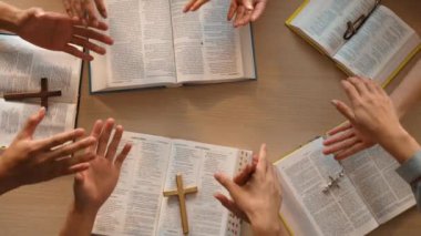 Hristiyan katolik takipçilerle dinsel bağlılık ve maneviyat duygusu doludur. Ağır çekimde Hıristiyan insanlar birlikte dua ederken el ele tutuşup grup duası yapıyorlar. Filizlenen