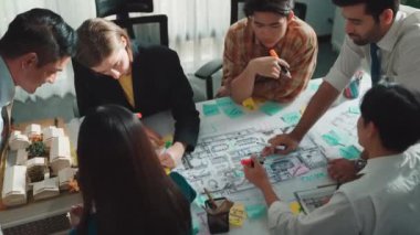 Proje planıyla masaya otururken bir grup farklı takım planlama stratejisi. Zeki iş adamlarının beyin fırtınası ve ev yapımı için birlikte çalıştıklarının en üst düzey görüntüsü. Hizalama.