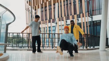 Bir grup hippi koridor alışveriş merkezinde hip-hop müziğine ayak basıyor. Çok kültürlü arkadaş ya da dansçı grubuyla çevriliyken yetenekli break dansçı dansçıları sergilediler. Açık hava sporu 2024 hiphop..