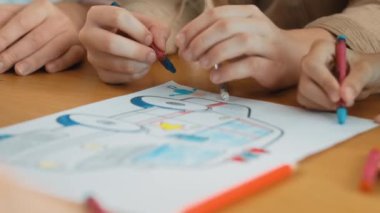 Çeşitli öğrenci ve öğretmenlerin el yazısı ya da çizimi. Akıl hocası ve çok kültürlü çocuklar renkli kalemler, kalemler ve pastel boyalarla birlikte faaliyet gösteriyorlar. Yaratıcılık atölyesi. Etkinlik.