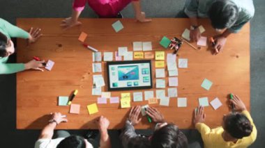 Tablet kablo prototipine bakarken, web tasarımı hakkında beyin fırtınası yapan ve planlayan programcıların tepeden tırnağa görüntüsü. Yetenekli müteahhit takımının dijital uygulamadan bahseden hava görüşü. Sempozyum.