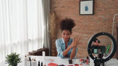 Kadın nüfuzlu kişi, sosyal medya veya blog için canlı yayın yapan video klip eleştirmeni Cilt Bakımı 'nı çekiyor. Kozmetik stüdyosu ışıklandırmalı mutlu genç kız çevrimiçi pazarlama oturumu yayını için..