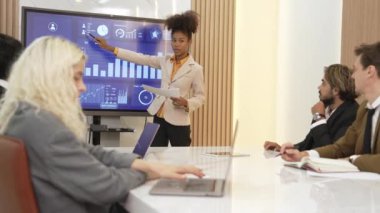 Ofisteki sunum ya da analist ekibiyle süs toplantı odasında mali verileri analiz etmek için BI Fintech 'i kullanın. İş adamları stratejik planlama için TV ekranında BI gösterge panelini analiz ediyor