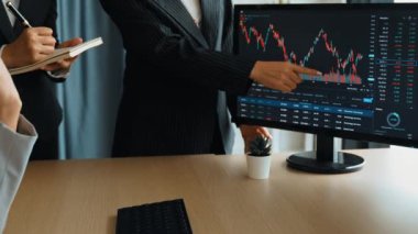 Hisse senedi borsası pazarlamasını analiz eden yavaş çekim şirketindeki yatırımcılar, kayıp için mum bar fiyatını analiz eden monitörlere bakıyor ve kazanç ve kâr elde ediyor. Filizlenen