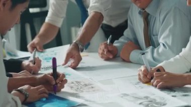 Mühendisin, toplantı masasındaki türbin motorunu ekipmanla gösteren üst düzey görüntüsü. Profesyonel proje yöneticisinin elektronik jeneratör sistemi hakkında konuştuğu ve tartıştığı hava görüntüsü. Hizalama.