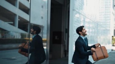 Profesyonel bir iş adamı mutlulukla dans ederken binadan çıkıyor. Beyaz dansçı yönetici terfi aldığı için kutlama yapıyor, satışlar artıyor, maaşlar artıyor. Sevinçli..