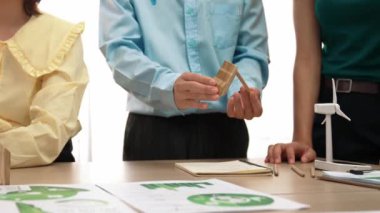 Şirketin gelecekteki EG 'si için danışmanlık yapıyorum. Temiz enerji ile temsil edilen yel değirmeni modeli, sembolize edilmiş eko ev ve masada yeşil güç grafiği kullanımı serpintisi. Tanımlama.