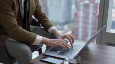 Mobilyaların üzerinde oturan işadamı hazırlanmak için süslü şirket bekleme alanında dizüstü çalışıyor. Ofis çalışanı veya iş mesleği ve ticari başarı için stratejik pazarlama planı.